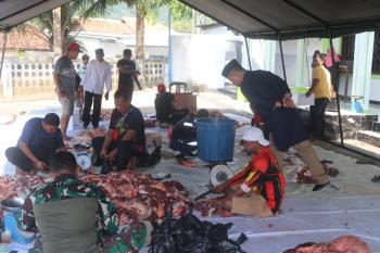 Raih Keberkahan Idul Adha, Danbrigif 4 Mar/BS dan Ibu Ketua Cabang 7 PG Kormar Laksanakan Sholat Ied dan Penyembelihan Hewan Kurban