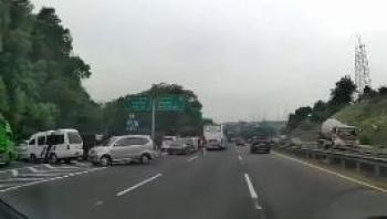 Viral, Puluhan Pemobil Nekat Putar Balik di Jalan Tol,  Publik Geram!