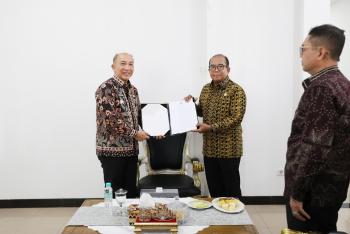 Pj.Gubernur Samsudin Serahkan SK Mendagri Tentang Perpanjangan Masa Jabatan Pj Bupati Tanggamus Kepada Mulyadi Irsan 