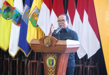 Pj.Gubernur Lampung Serahkan Penghargaan Kepada Marching Band FYBI, Juara Umum IOMBF 2024 