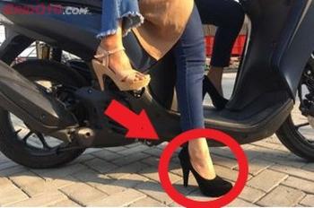 Jangan Naik Sepeda Motor Pake High Heels, Bahaya 