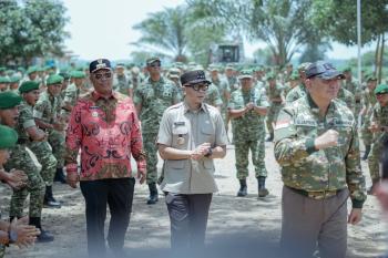Gubernur Rahmat Mirzani Djausal Dampingi Menteri Pertahanan RI Sjafrie Sjamsoeddin Tinjau Fasilitas Markas Komando Batalyon Infanteri TP 848/Satya Pandya Cakti Anak Tuha, Lampung Tengah   