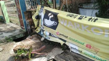 Usai Tabrak Pagar Kafe, Mobil Minibus KaburÂ 