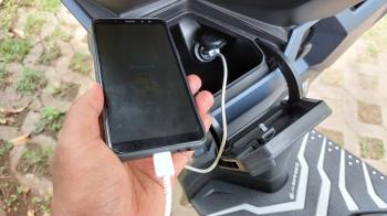 Ngecas HP di Motor Bikin Aki Motor Soak