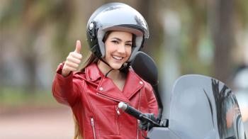 Berkendara Jarak Dekat Tetap Pakai Helm Untuk Keselamatan Berkendara
