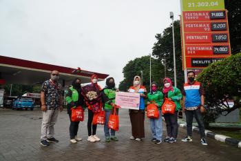 Peringati Hari Wanita Indonesia, Pertamina Patra Niaga Sumbagsel Berbagi kebahagian Kepada Driver Ojol
