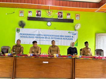 Pemkab Lampung Tengah Serahkan KartuBPJS Ketenagakerjaan kepada Petani Sawitdi Kecamatan Pubian   