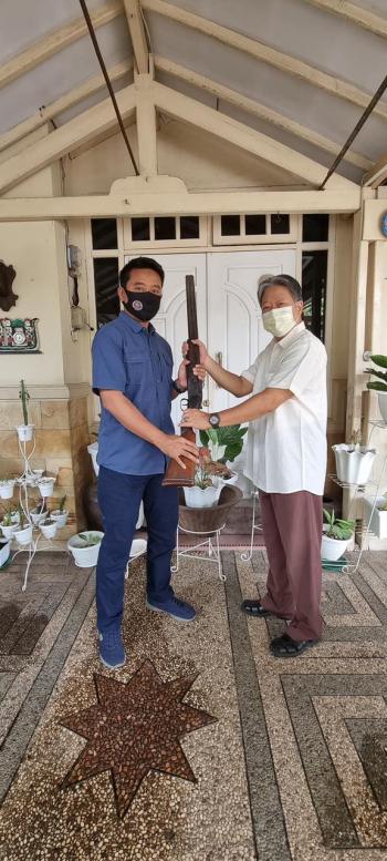 Ketua Krakatau Shooting Club Menyerahkan Senjata Api Berburu Kepada Polda Lampung