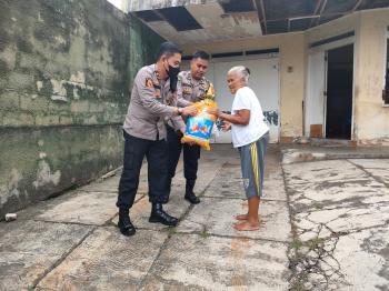 Jumat Barokah, Polsek Telukbetung Utara Bagikan Sembako di Kelurahan Sumur Batu