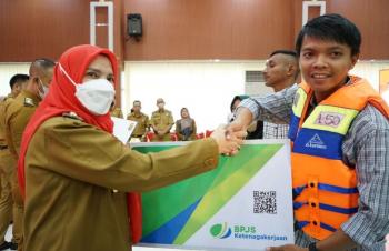 Pemkot Bandar Lampung Berikan Bantuan Asuransi Kecelakaan Kerja dan Alat Keselamatan Kerja Kepada Nelayan