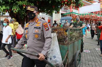 Jelang Imlek Puluhan Aparat Gabungan TNI-Polri Bandaralampung Bersih bersih Klenteng