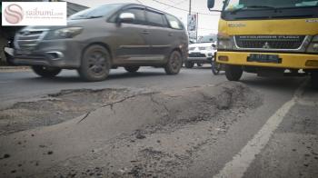 Aspal Benjol di Jalan Ratu Dibalau, Bahayakan Keselamatan