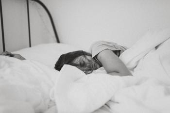 Manakah Posisi Tidur yang Lebih Baik? Telentang, Tengkurap, atau Miring?