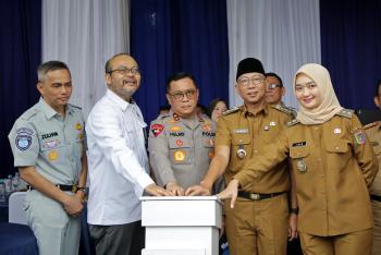 Gubernur Mirza Didampingi Wagub Jihan Nurlela dan Kapolda Lampung Helmy Santika Luncurkan Samsat Digital Drive Thru Perpanjangan STNK