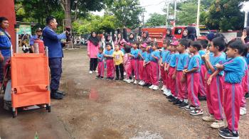 Puluhan Murid TK Negeri Pembina Kalianda Belajar Jadi Petugas Damkar   