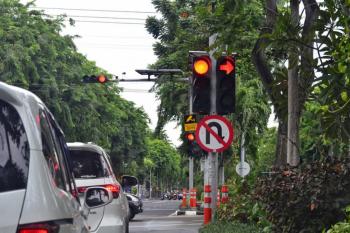Tips Kaki Yang Diturunkan Lebih Dulu Saat Di Lampu Merah