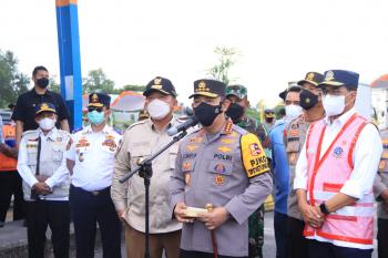 Gubernur Arinal Dampingi Menhub dan Kapolri Pantau Arus Balik di Pelabauhan Bakauheni dan Panjang