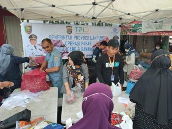 Pemprov Lampung Melalui Dinas Perindag Gelar Operasi Komoditi Cabe dan Bawang Merah Di Pasar Way halimÂ 
