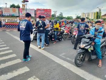 Honda CB150X Lampung Chapter Bagi Takjil ke Pengguna Jalan