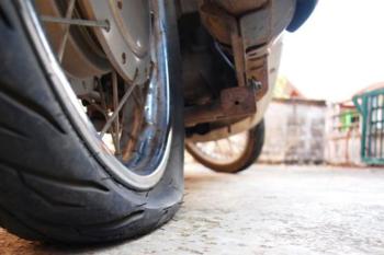 Penyebab Ban Motor Kempes Mendadak 