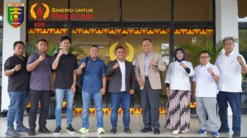 Ketua Umum KONI Lampung Serahkan SK Kepengurusan KONI Way Kanan Periode 2026–2029