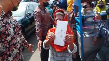Tangis Nenek Sopiah Pecah Saat Terima Bantuan Langsung dari Presiden Jokowi 