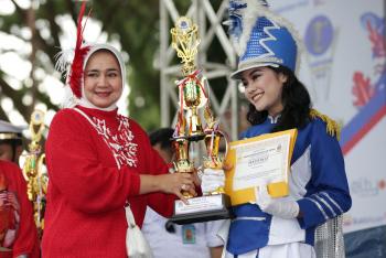 Riana Sari Arinal Serahkan Trophy Juara Kirab Marching Band dan Pelajar Dalam Rangka Memeriahkan HUT RI ke-77 Tahun 2022