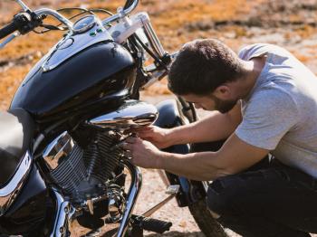 Busi Basah Saat Hujan Bisa Buat Motor Mogok, Berikut Solusinya 