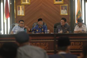 Gubernur Lampung, Rahmat Mirzani Djausal Turun Langsung Temui Massa Yang Gelar Aksi Unjuk Rasa Para Petani Singkong dan Mahasiswa 