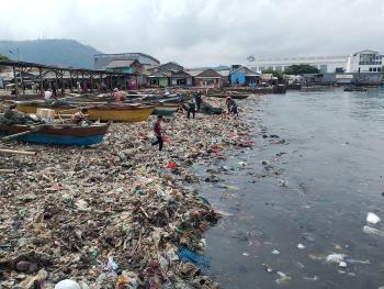 Pemerintah Diminta Komitmen Urusi Permasalahan Sampah Pantai SukarajaÂ 
