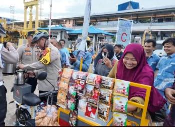 Unik dan Humanis, Kapolsek Bakauheni Bagikan Kopi Gratis Saat Pengamanan Nataru