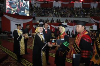 Wisudawan Terbaik I Program Doktor Puji Lestari Ajak Utamakan Attitude Setelah Ilmu