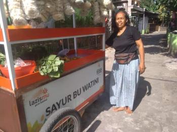 Berbagi di Tengah Pandemi, Watini Warga Bantul Tersenyum Bisa Berjualan Lagi 