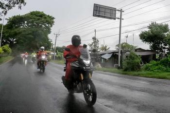 Musim Hujan Tiba, Pengendara Motor Diimbau Waspadai Jalan Licin dan Risiko Water Hammer