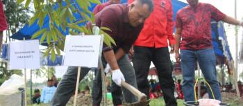 Bupati Lampung Selatan Nanang Ermanto Tanam Bibit Pohon Durian Di Kawasan Agrowisata Desa Bali AgungÂ 