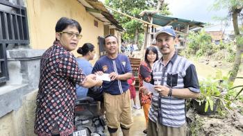 Organisasi Pers Taring Lampung Bantu Korban Banjir di Sejumlah Titik Terdampak Bencana