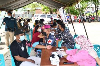 Masyarakat Distrik Aimas, Antusias Ikuti Serbuan Vaksinasi TNI AL Wilayah Sorong