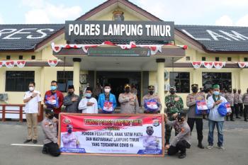 Kapolres Lampung Timur Serahkan Ratusan Paket Sembako Kepada Warga Terdampak Covid-19