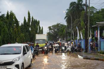 Camat Sebut Banjir di Panjang Karena Saluran Drainase di Depan Pelindo 2 Tertutup