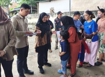 Tinjau Lokasi Banjir, Eva Dwiana Pastikan Warga Terdampak Dapat Bantuan