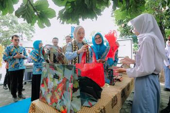 Wagub Jihan Nurlela Tinjau Try Out UTBK dan Program Lingkungan di SMAN 5 Bandar Lampung   