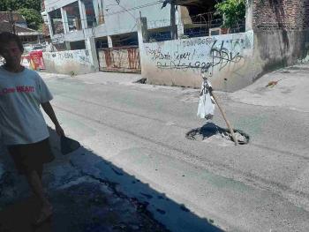 Lubang di Tengah Jalan Arjuna, Bandar Lampung Dipasangi Batang KayuÂ 
