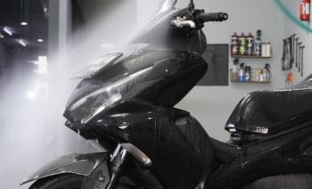 Jangan Cuci Motor Malam Hari, Ternyata Ada Efek Negatifnya 