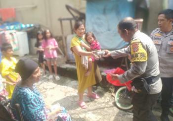 Pasca Banjir, Polsek Tanjung Karang Timur Bagikan Makanan ke Puluhan Warga Terdampak