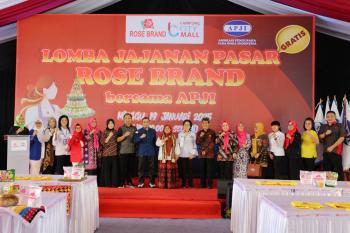 Tingkatkan Kreatifitas Jajanan Pasar, Ibu Maidawati Retnoningsih Samsudin Buka Lomba Penataan Kue Tradisional