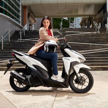 Tips Membawa Barang Bagi Saat Mengendarai Motor Agar Tetap Aman Untuk Perempuan 