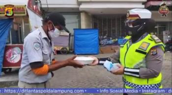 Jumat Berkah Polwan Ditlantas Polda Lampung Bagikan Masker dan Makanan.