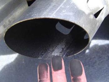 Lubang Knalpot Motor Basah dan Hitam? Tanda Dua Komponen Ini Harus Diganti