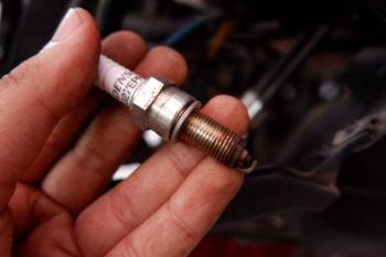 Busi Basah Saat Hujan Bisa Buat Motor Mogok, Berikut Solusinya