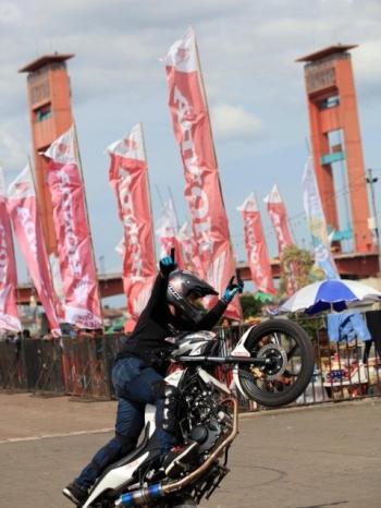 Kenali 3 Trik Dasar Freestyle Motor Bersama Revdy   